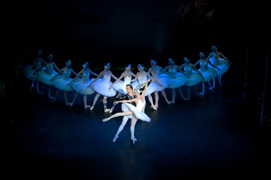 Saint Petersburg Classical Ballet perform Swan Lake at Storyhouse Chester