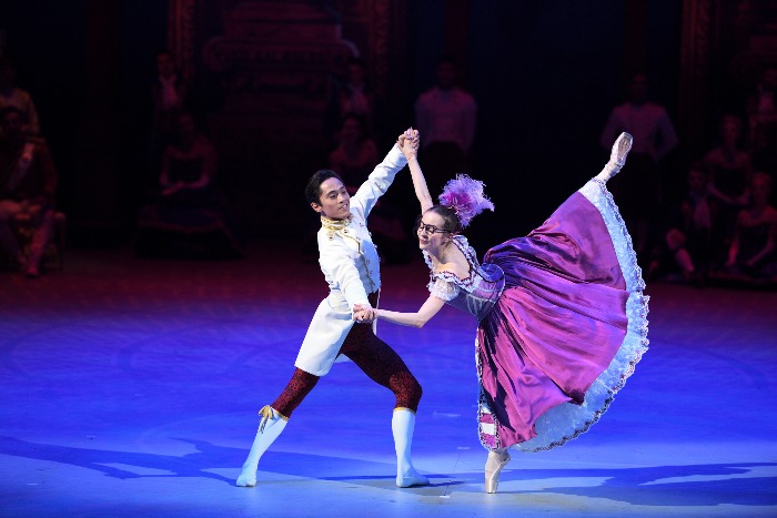 Katja Khaniukova and Jeffrey Cirio in Cinderella-in-the-round image courtesy Laurent Liotardo