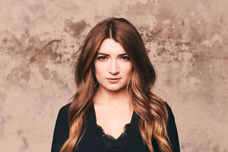Tenille Townes to release new single Holding OUt For THe One