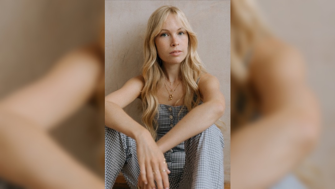 Maya Lane - singer and songwriter