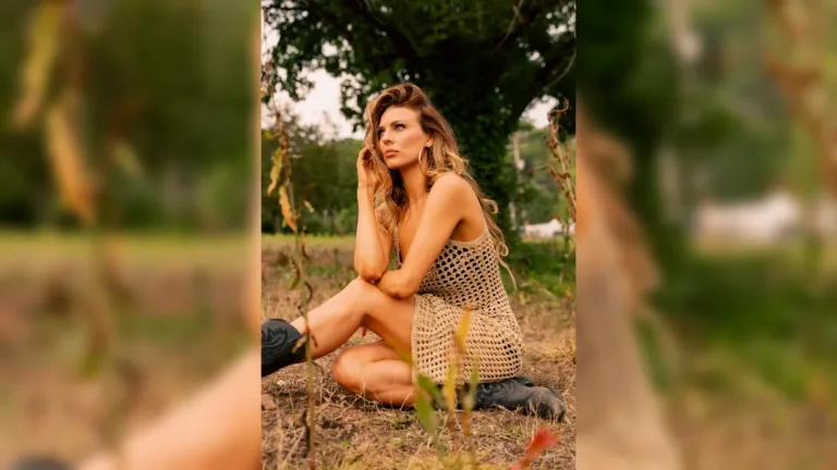 promotional image of Twinnie ahead of the release of her EP Blue Hour (Before The Dawn)