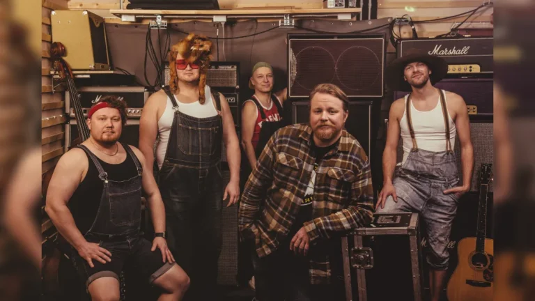 promotional image of Steve'n'Seagulls ahead of their UK tour