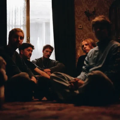 image of Humour sat on the floor. image courtesy Pedro Takahashi