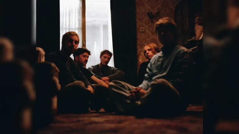 image of Humour sat on the floor. image courtesy Pedro Takahashi